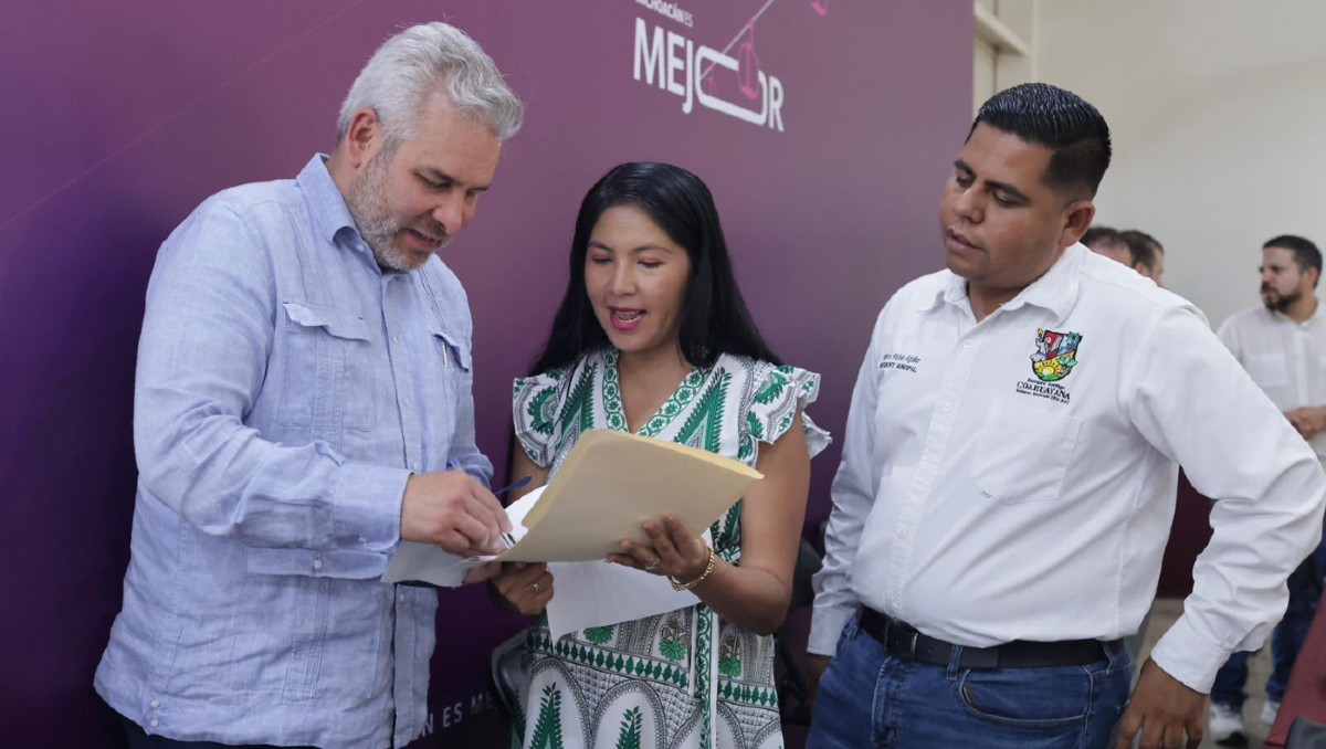 Ramírez Bedolla entrega apoyos a víctimas de explosión por coche bomba en Coahuayana