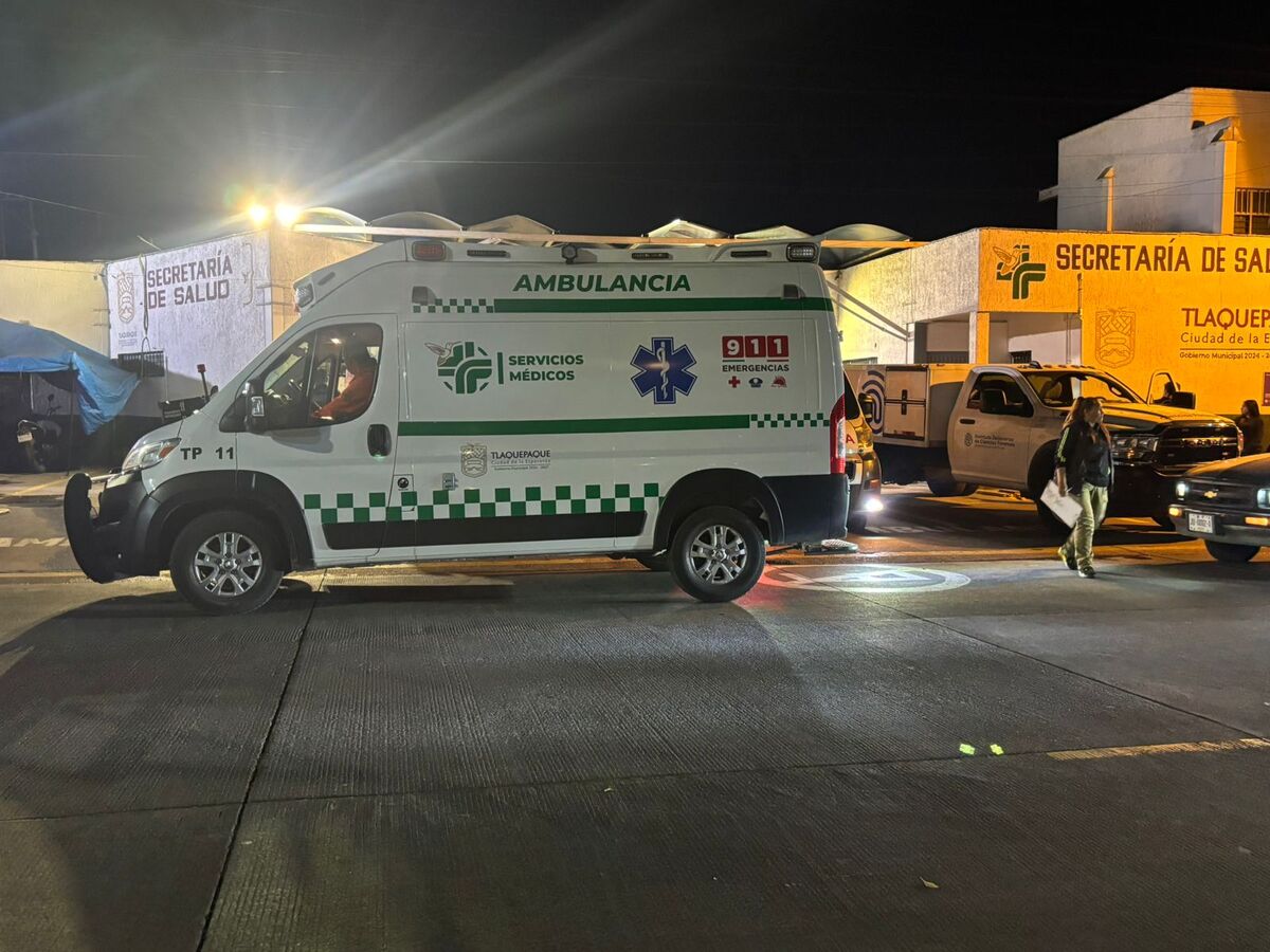 Los hombres fueron trasladados a recibir atención médica a la Cruz Verde. (Roberto Hurtado)