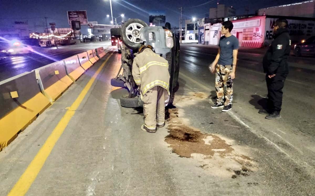 Joven vuelca camioneta en Torreón. | Foto: Especial