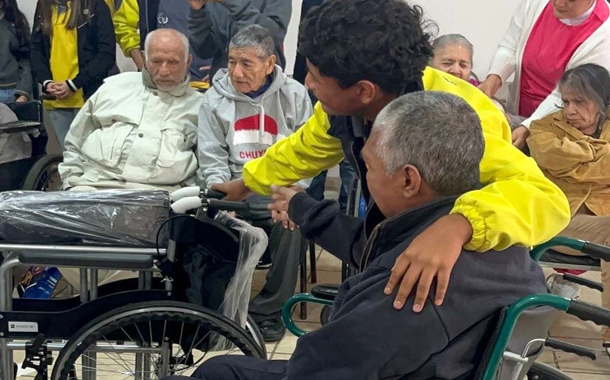 Los jóvenes compartieron risas pero también llantos al conocer historias tristes de los residentes. | Foto: Especial