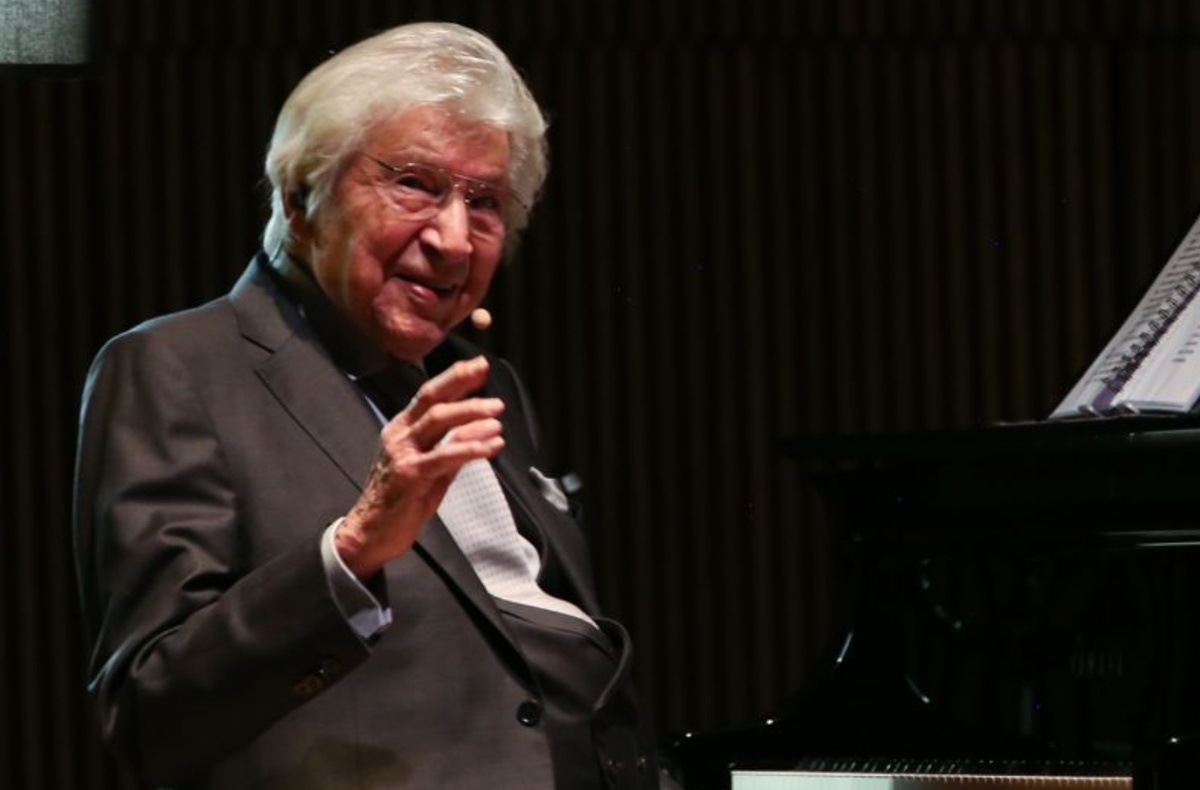 Manuel Alejandro ofrece noche llena de amor y nostalgia en El Cantoral