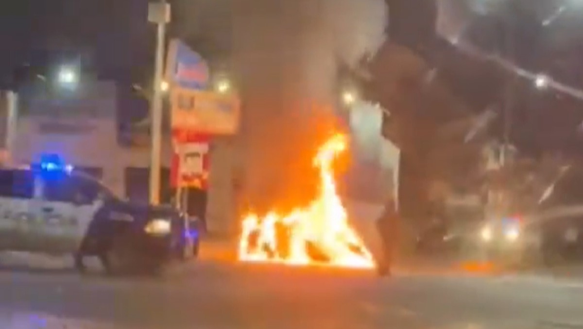 Aparatoso choque en San Miguel de Rentería: dos autos colisionan en cruce y uno se incendia | Redes sociales.