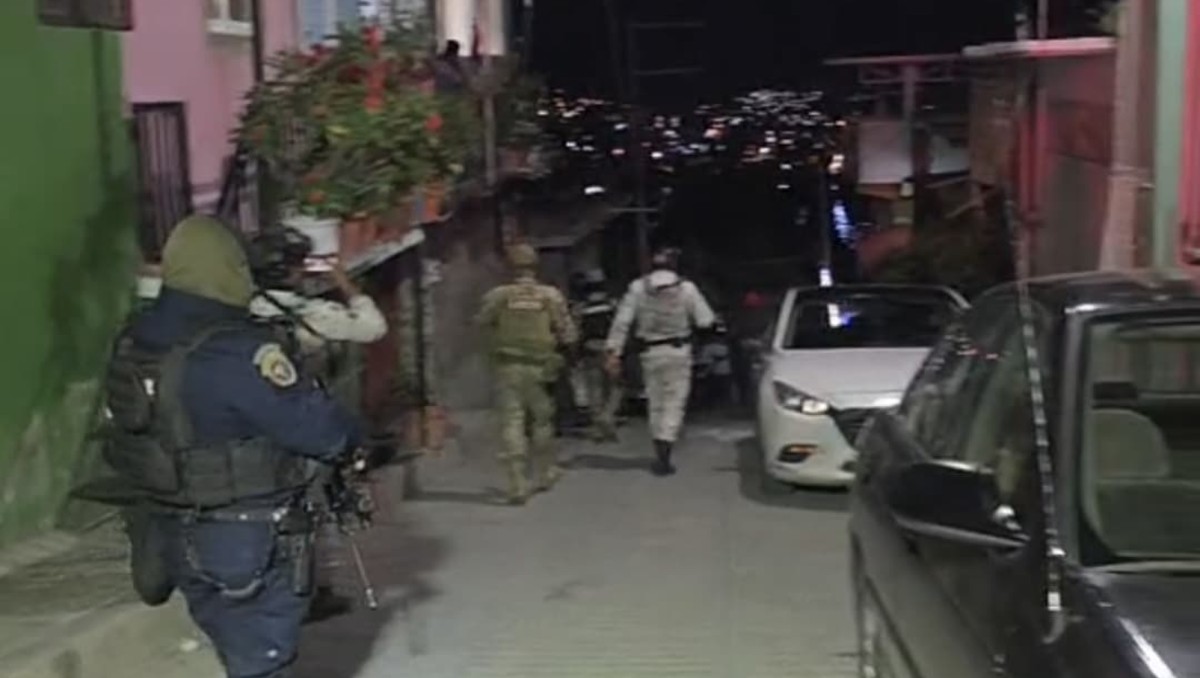 Autoridades acudieron al domicilio donde fue atacada la mujer que defendió a su hija en Chilpancingop. | Especial