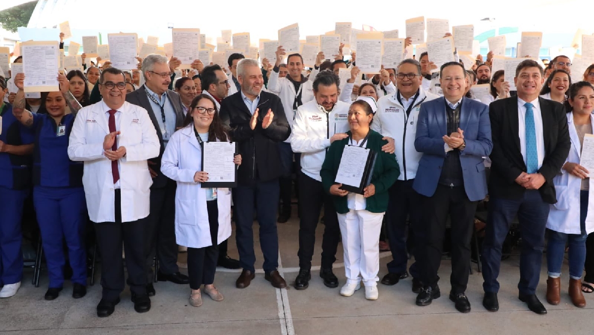 Ceremonia para recibir a los nuevos trabajadores de la salud que se incorporan a hospitales del IMSS. | @zoerobledo