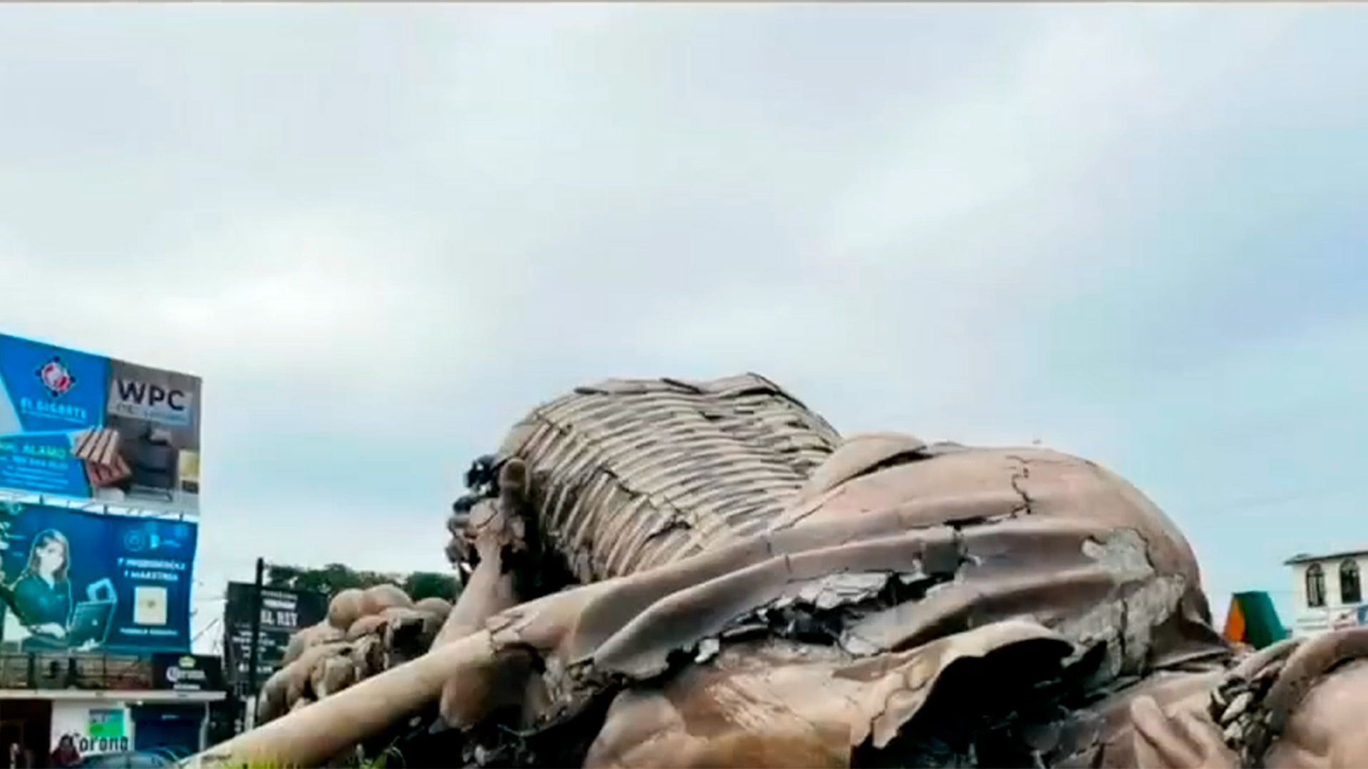 Se desploma monumento de “El Colotero” en Veracruz tras daños por inundaciones