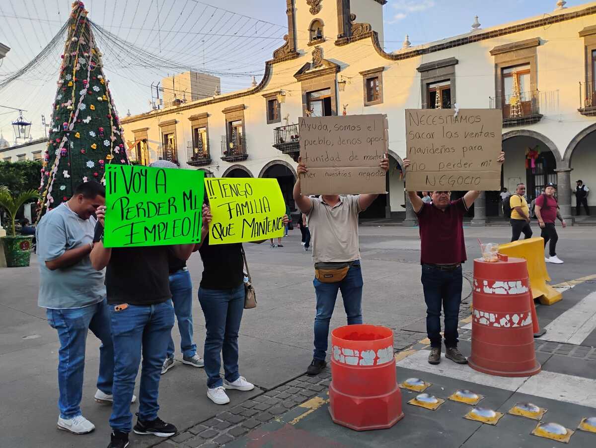 Empleados y dueños de restaurantes, centros nocturnos, bares y vinaterías se manifestaron afuera de la presidencia de Tlaquepaque