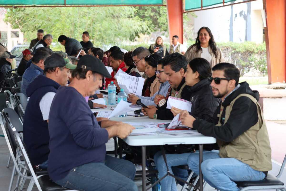 Entrega de tarjetas de pensión para adultos mayores. | Verónica Rivera