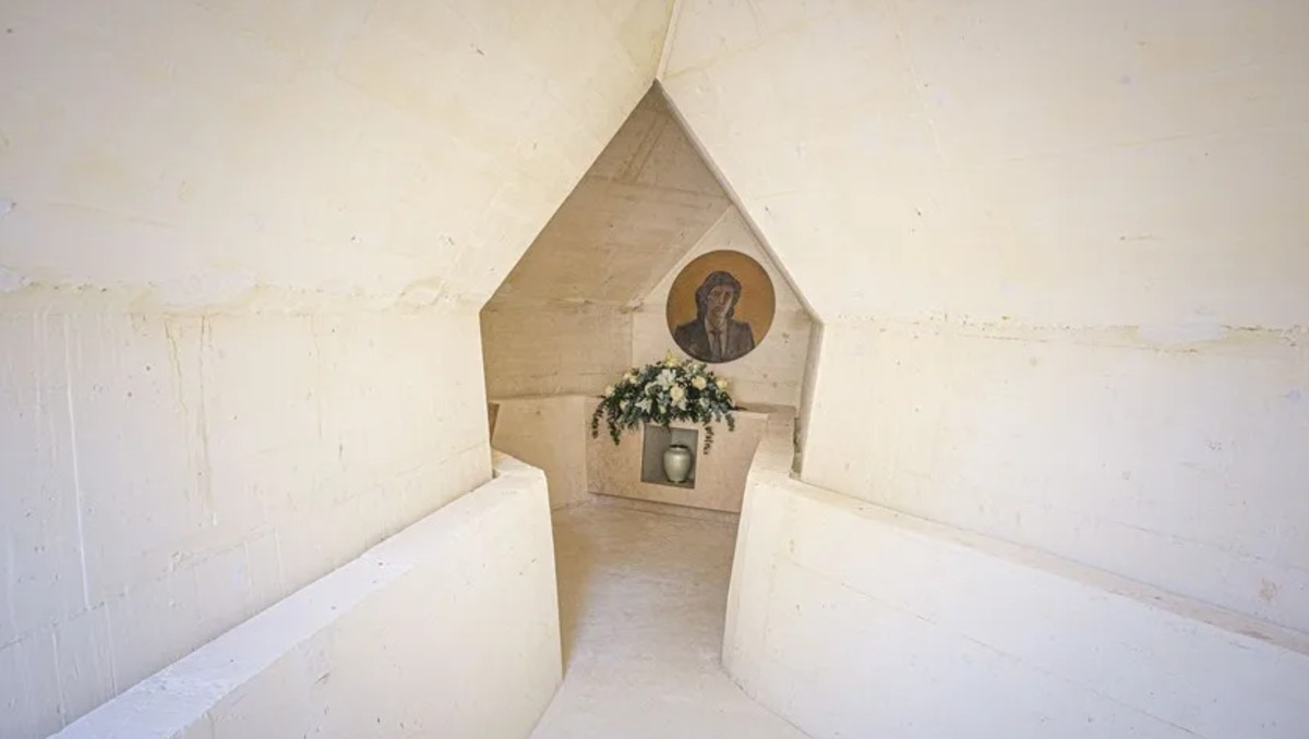 Las escenas se grabaron en diciembre de 2024, cuando el mausoleo de Camilo Sesto (1946-2019) aún no estaba finalizado. | EFE