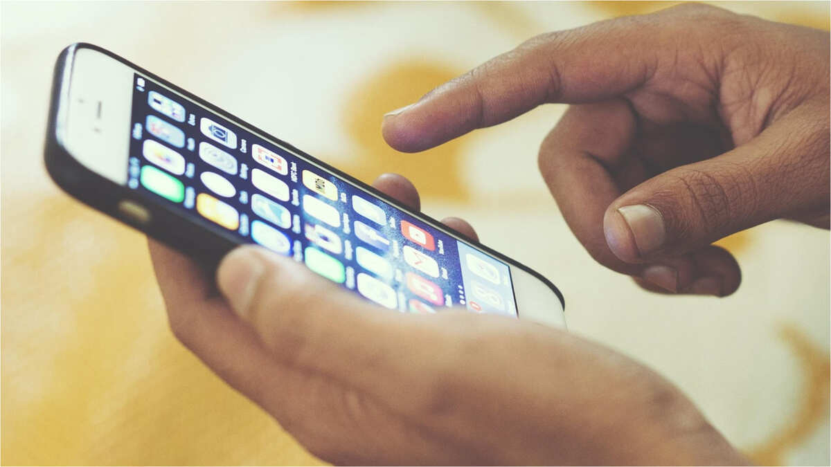 No es broma. Tu iPhone ya traduce conversaciones en tiempo real y todo directo a tus oídos gracias a iOS 26.2; ¿cómo instalarlo?