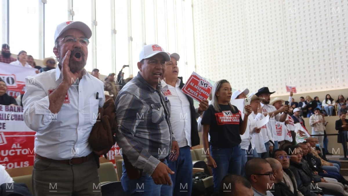 Un grupo de unos 80 agricultores se manifestaron desde que inició la aprobación del crédito solicitado. | Dany Béjar