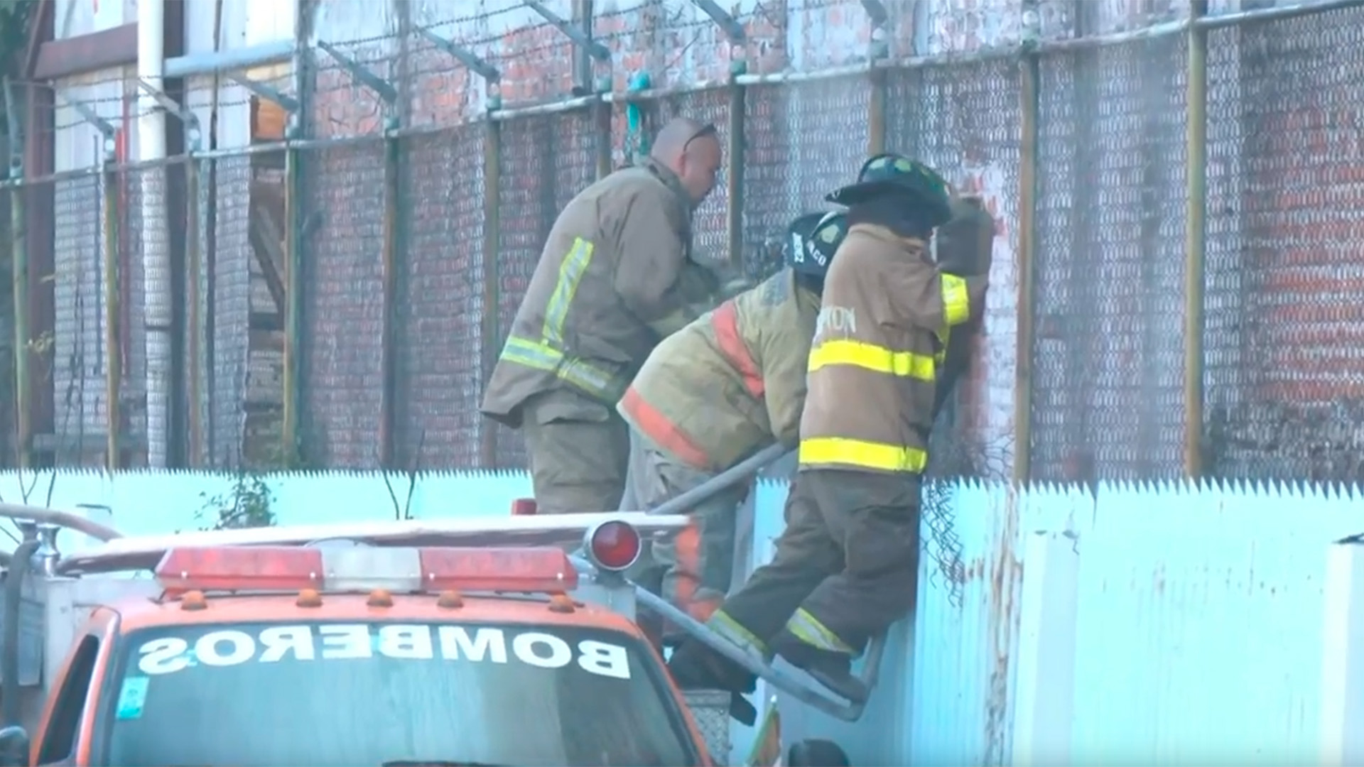 Incendio consume bodega de empresa recicladora de madera en Coacalco