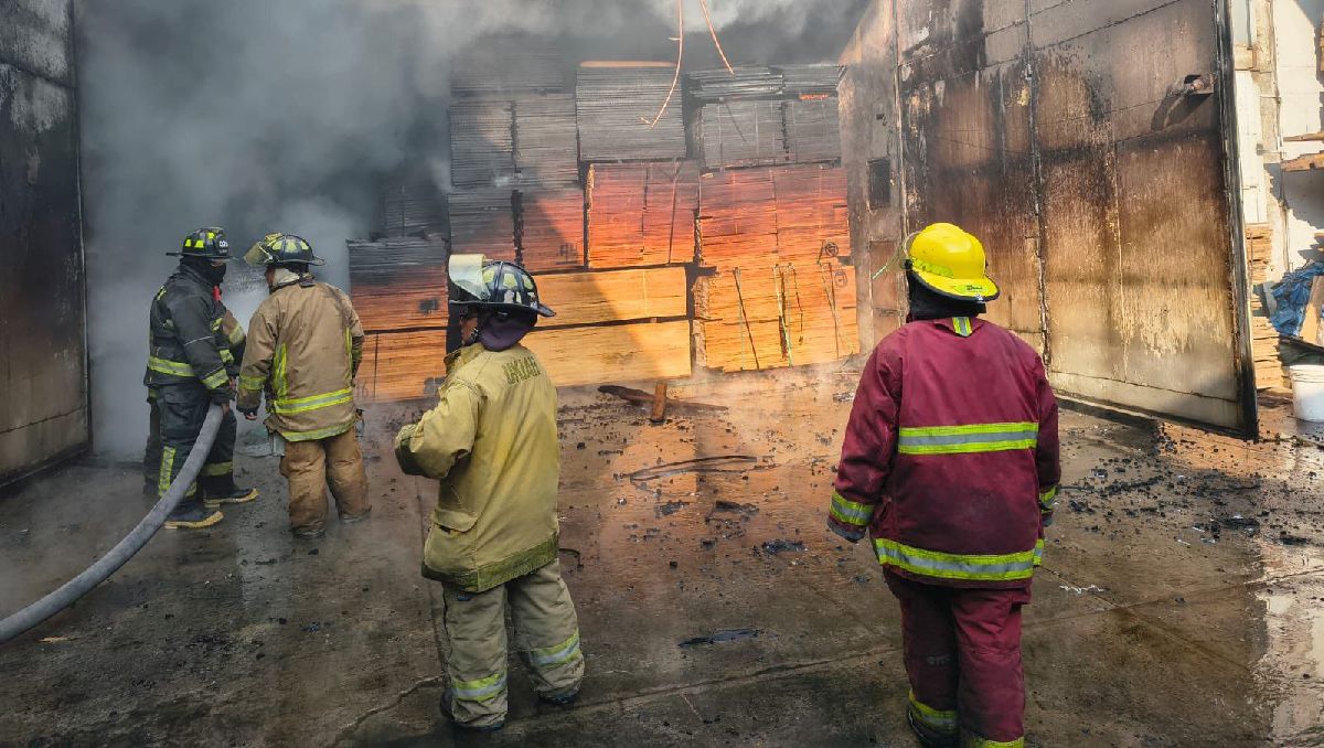 El incendio se registró cerca de la Vía José López Portillo. Foto: (Especial)