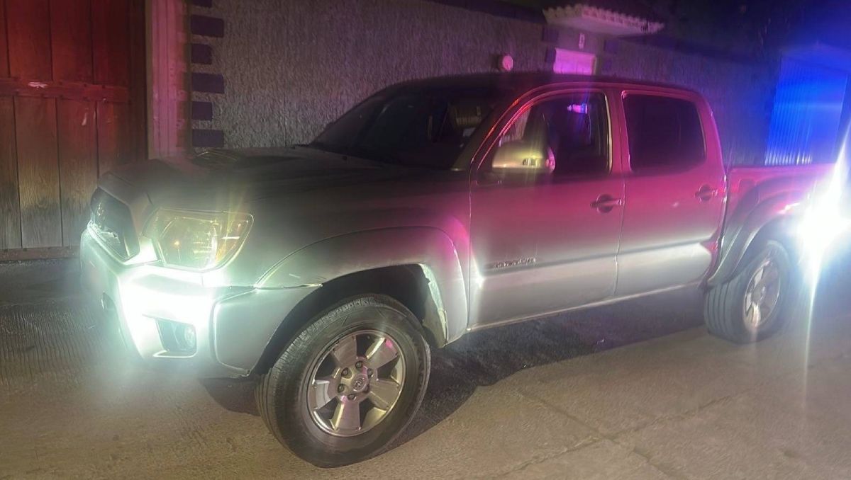 La Policía interceptó a los sospechoso a bordo de la camioneta en la colonia San Buenaventura de Toluca. Foto: (Especial)