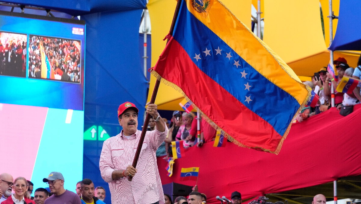 El presidente Nicolás Maduro ondea una bandera venezolana durante un acto de juramento para comités comunitarios. |AP