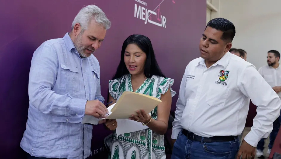 Ramírez Bedolla entrega apoyos por explosión de coche bomba en Coahuayana