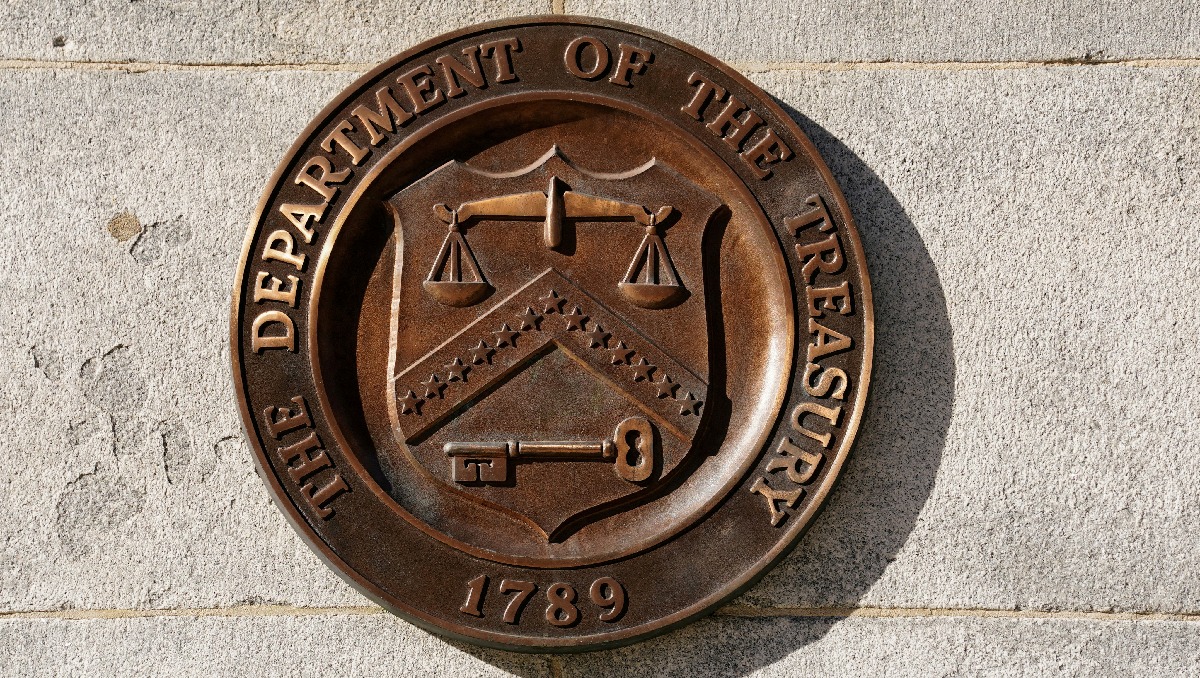 Un sello de bronce para el Departamento del Tesoro se muestra en el edificio del Tesoro de EU. | Reuters