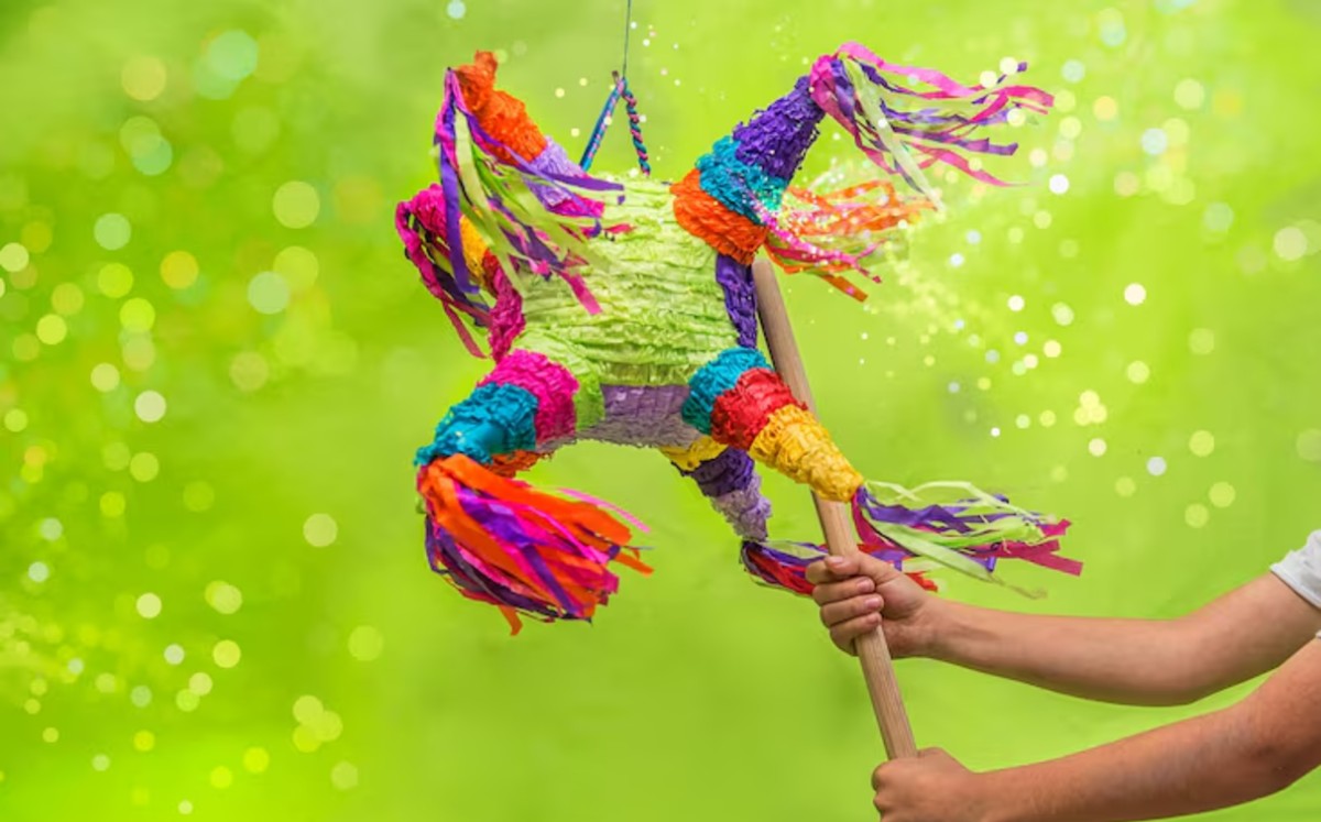 Una actividad recreativa perfecta para aprender a plasmar la creatividad en su piñata navideña