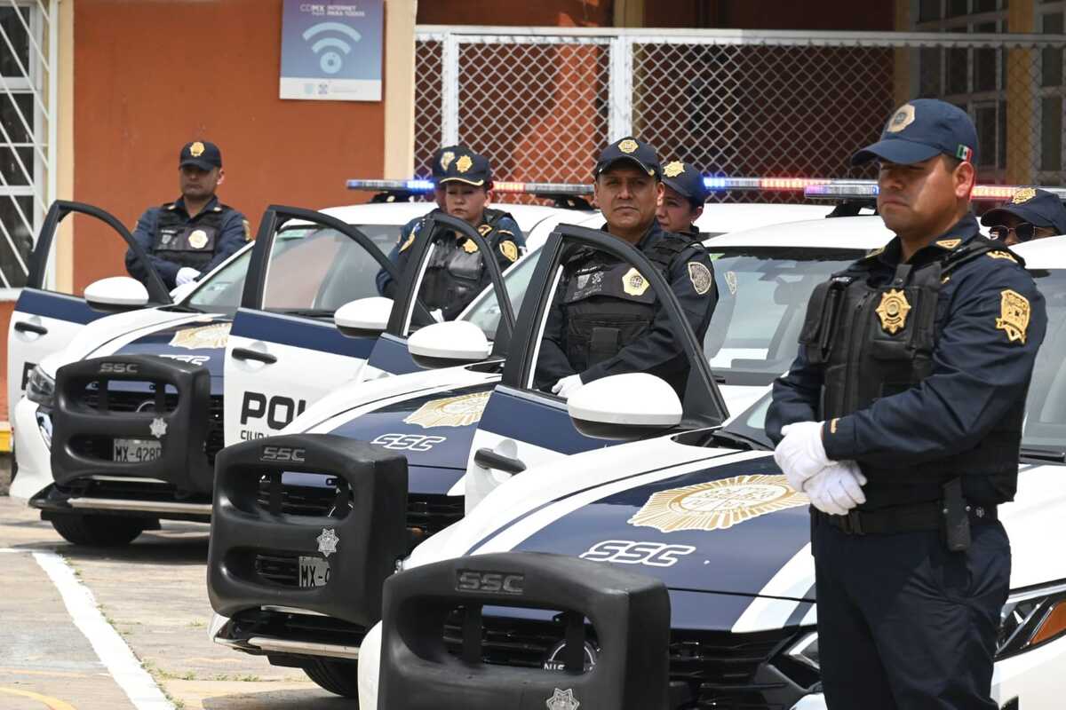 Apoyo de policías para retirar el aguinaldo en sucursales bancarias.