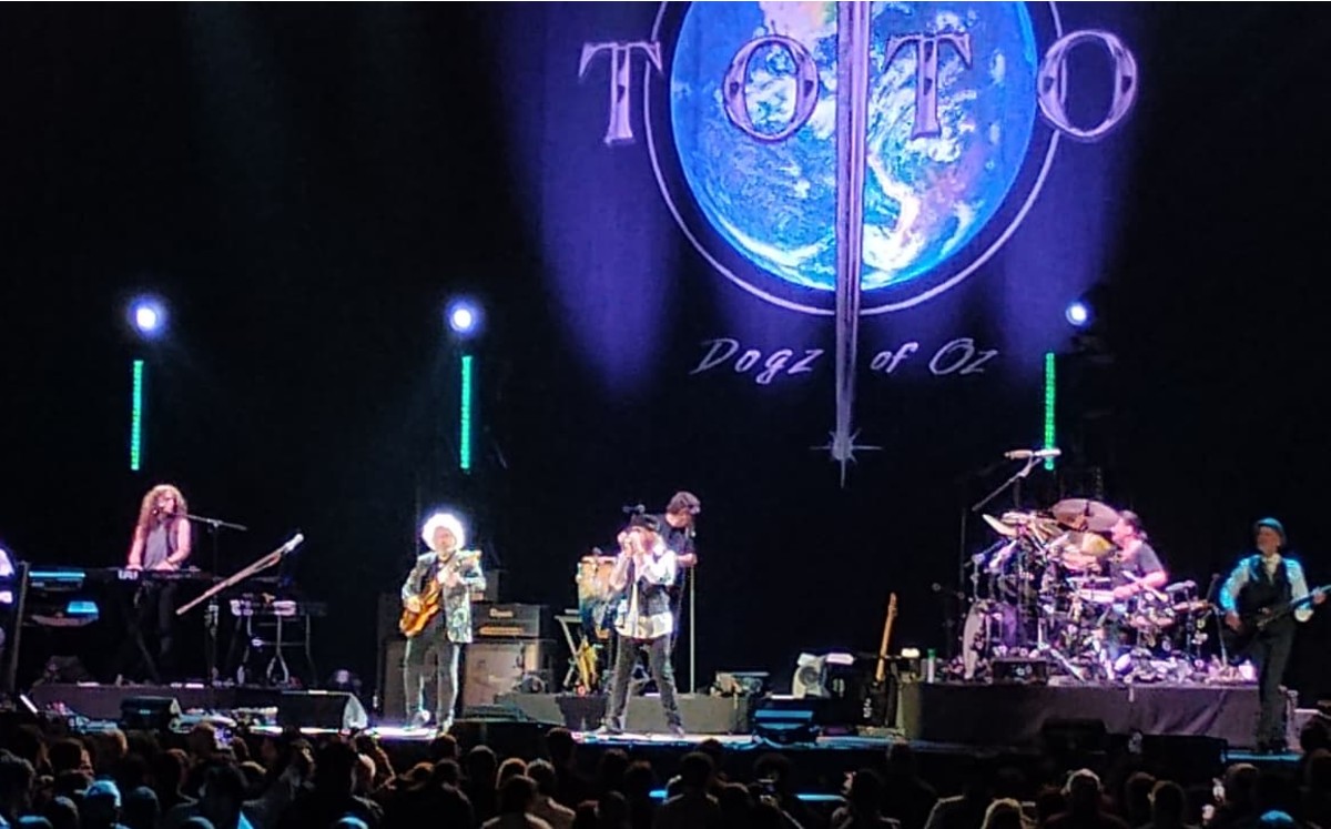 Toto da gran concierto en el Palacio de los Deportes ante más de 15,000 personas