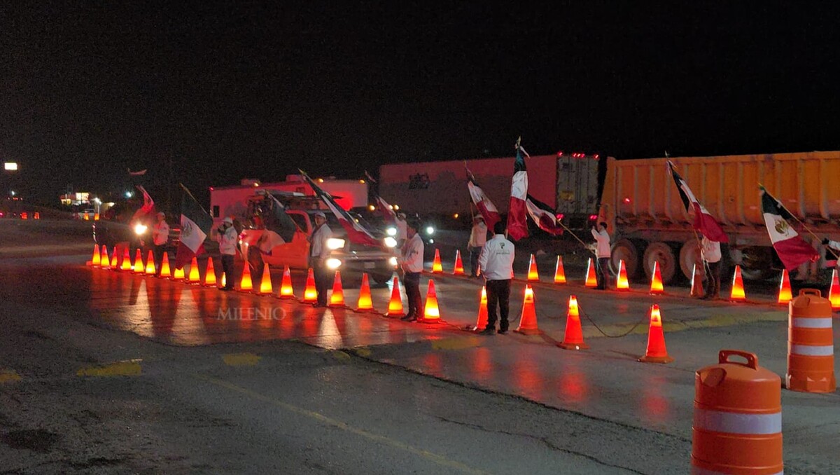 Cruza mega caravana de paisanos por Nuevo Laredo hacia Querétaro