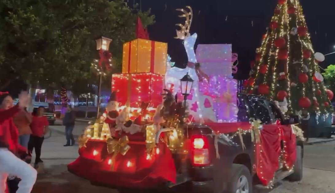 Desfile y programa navideño de la escuela primaria Benito Juárez en Jaltocán. (Wendy Salazar)