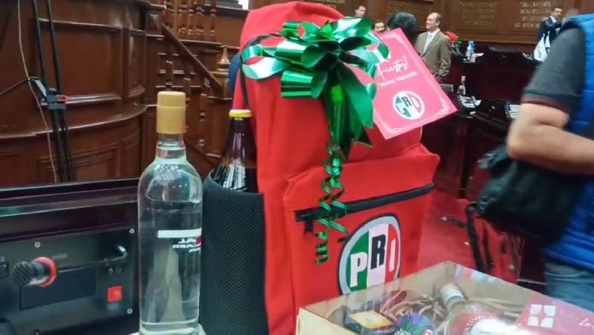 Dirigente estatal del PRI regala mochilas con 'caguamas' a diputados del Congreso de Michoacán