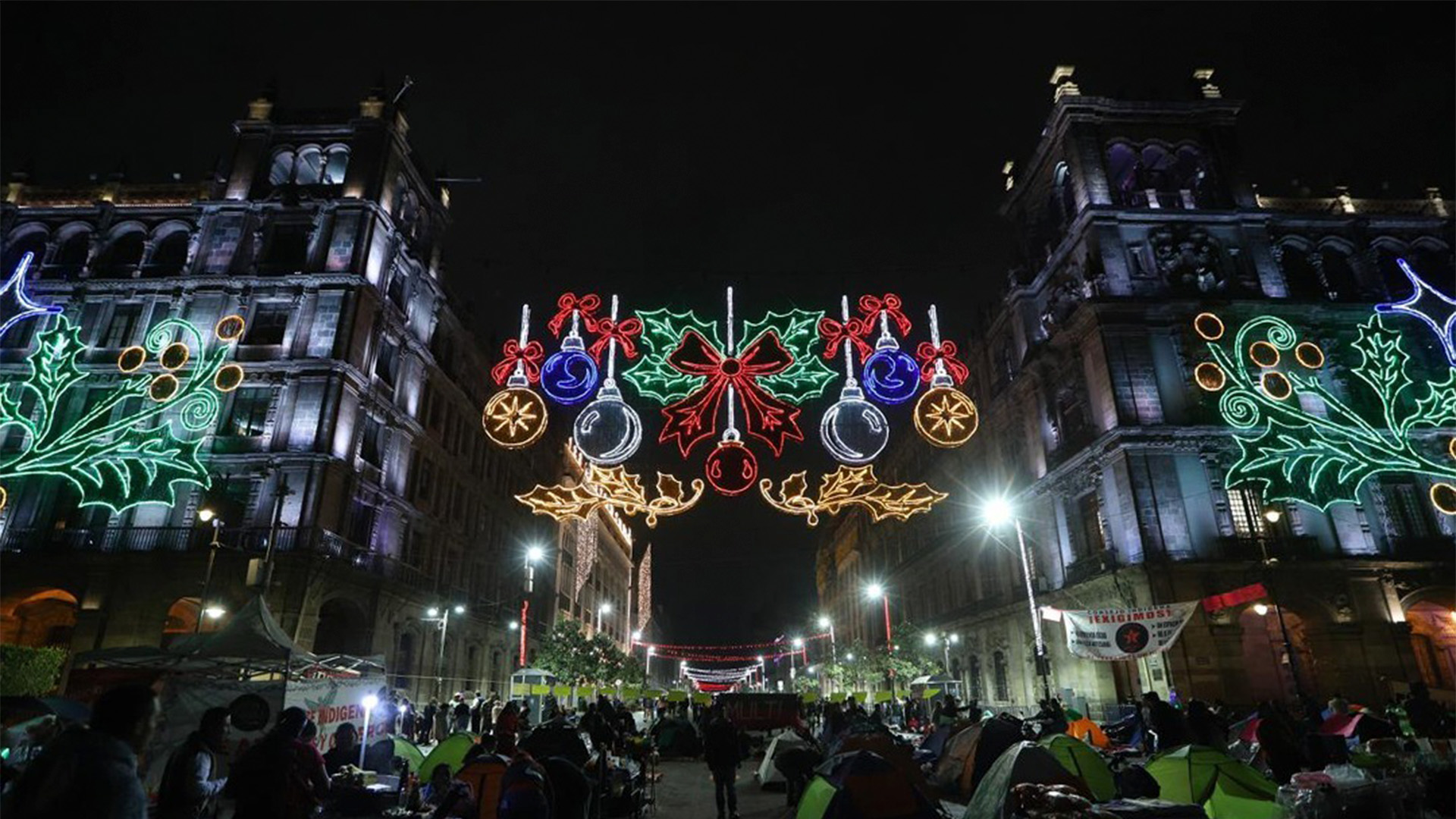 Encienden iluminación navideña en el Zócalo de CdMx