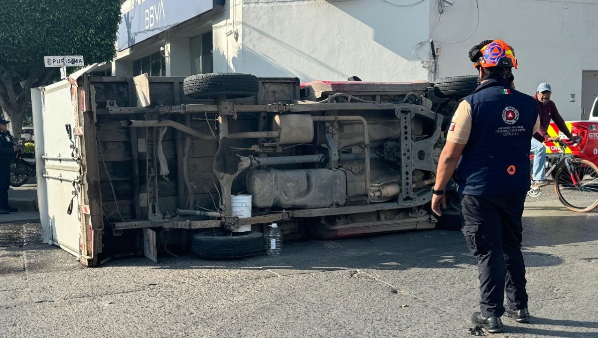 León: camioneta cargada de cerveza vuelca en la colonia Industrial | Especial