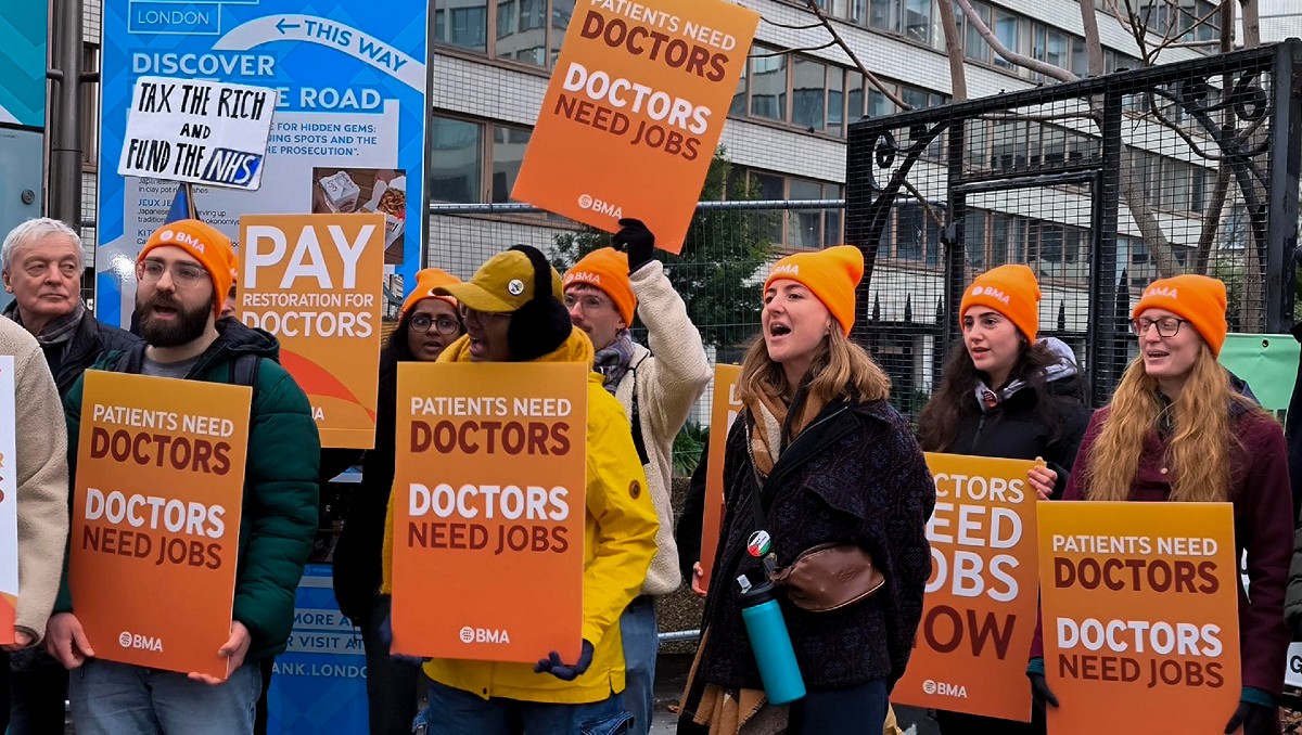 En plena epidemia de gripe, médicos se van a huelga por un mejor salario en Inglaterra
