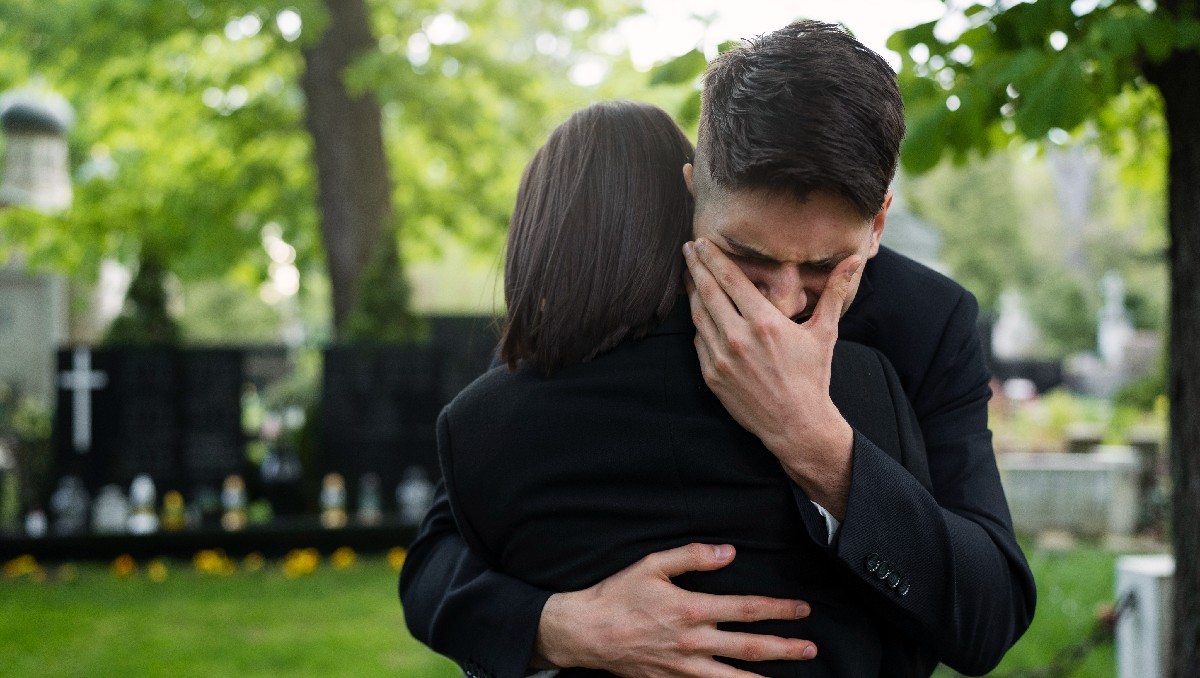Estar presente y respetar el proceso: claves para acompañar a una persona en duelo | Freepik