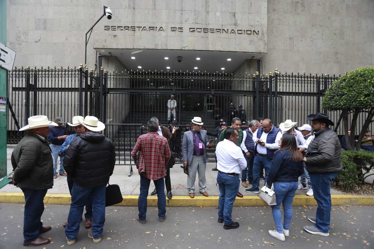 Inicia mesa de negociación sobre bloqueos carreteros de transportistas y agricultores