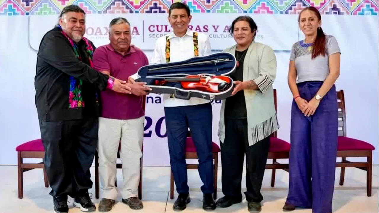 Salomón Jara entrega instrumentos a 214 bandas musicales en Oaxaca
