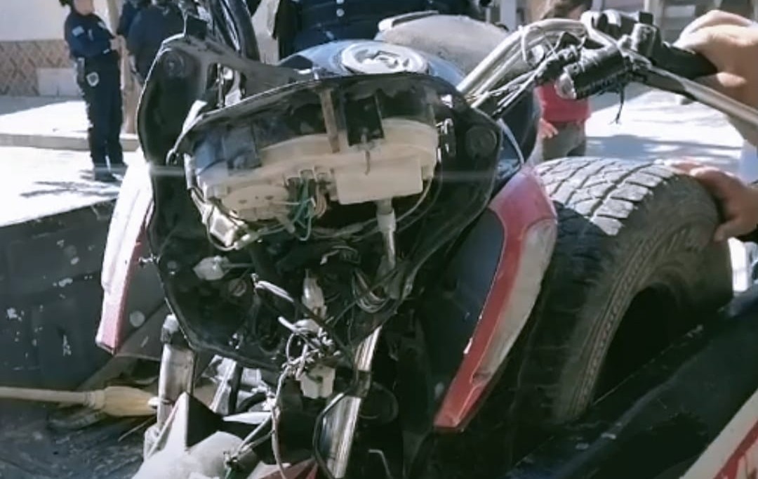 En San Pedro, joven motociclista choca tras ser apedreado. (Milenio Policía)