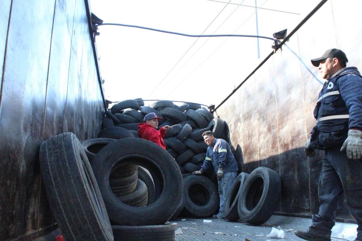 Vecinas y vecinos participaron en la jornada ecológica llevando llantas en desuso al centro de acopio. | Especial