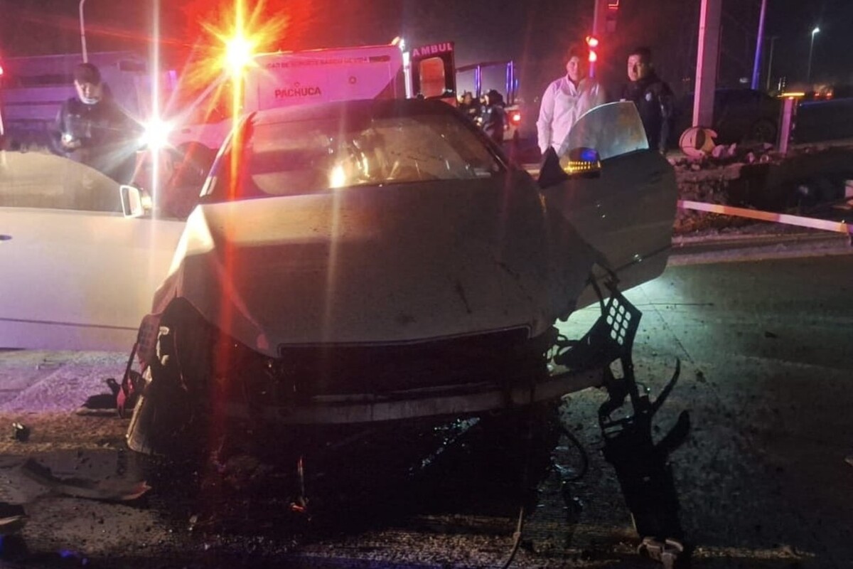 Un vehículo salió de la cinta asfáltica y se impactó violentamente en el bulevar Las Torres de Pachuca