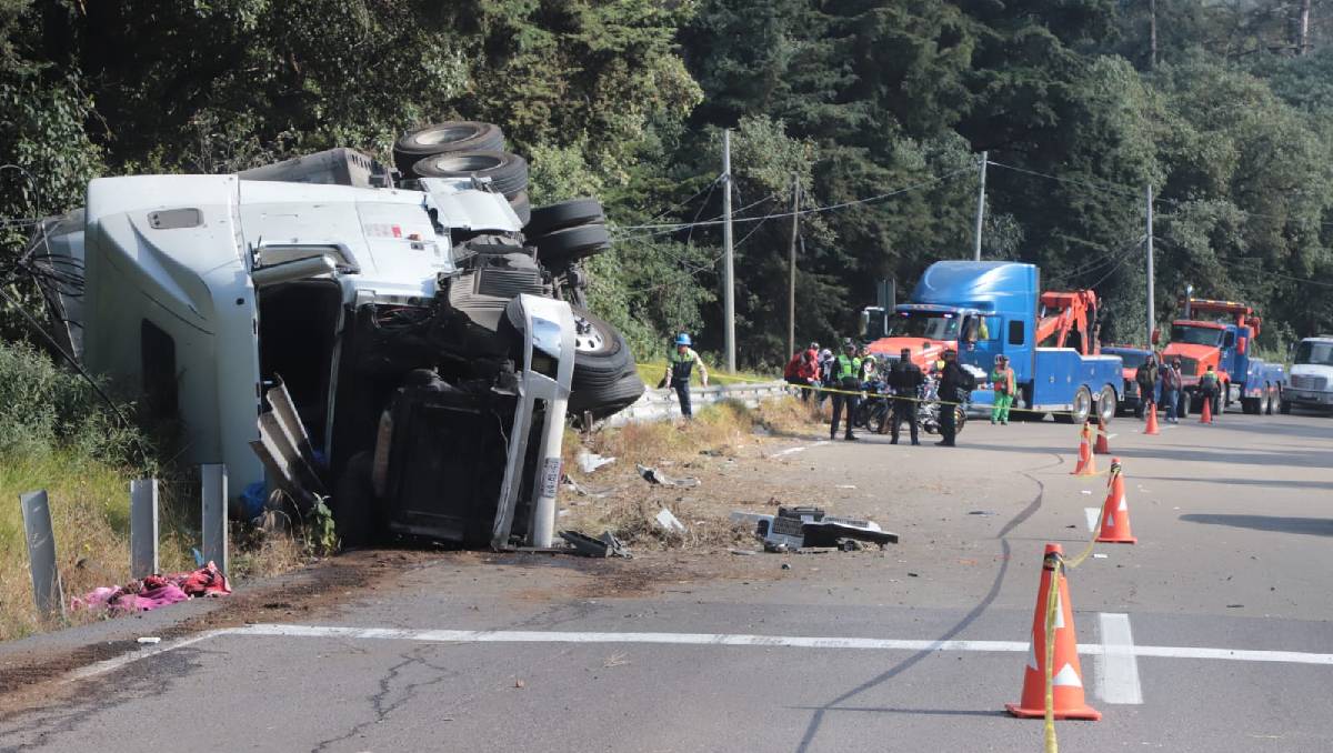 La volcadura habría sido causada porque el operador manejaba a exceso de velocidad. Foto: (Iván Carmona)
