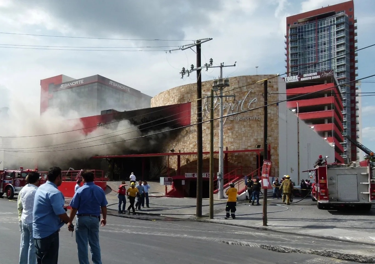 El 25 de agosto de 2011 un comando irrumpió con garrafones de 200 litros de combustible en el Casino Royale lleno de clientes. Foto: Roberto Alanís
