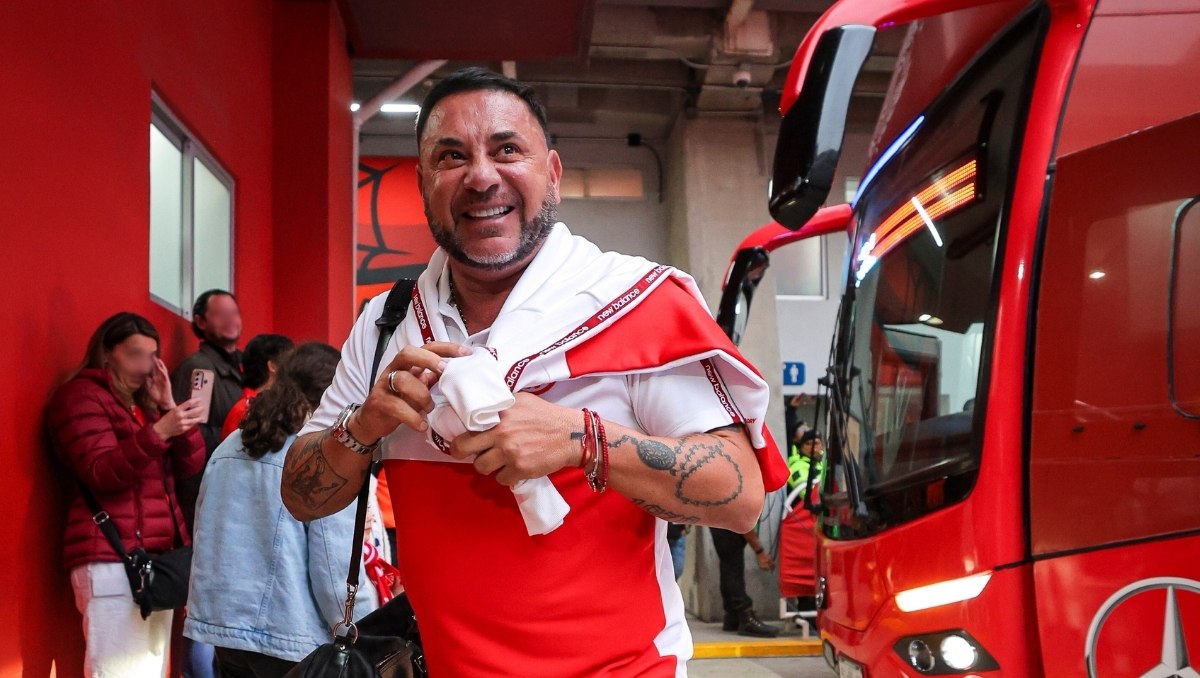 El descuido que tuvo Antonio Mohamed en plena entrevista | VIDEO