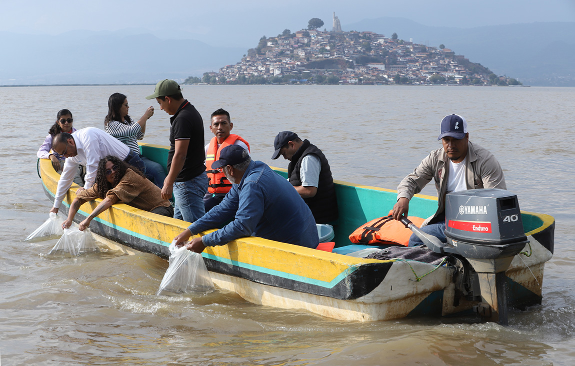 Lancha repoblando pescado en el lago de Pátzcuaro.