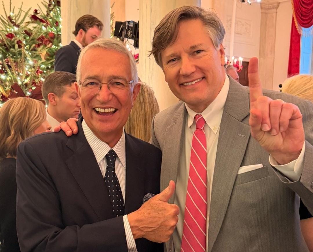 El empresario mexicano subió una foto en un campo de golf, supuestamente propiedad de Trump.