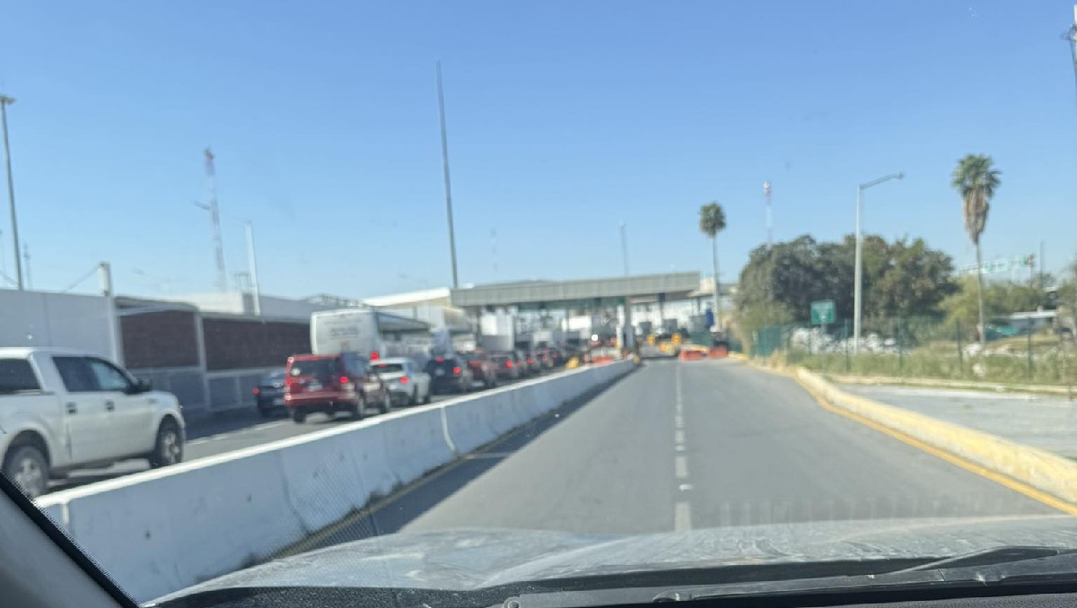 Largas filas en puente internacional de Nuevo Laredo. (Redes)