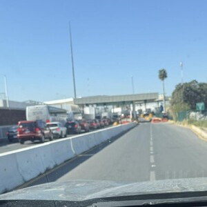 Largas filas en puente internacional de Nuevo Laredo