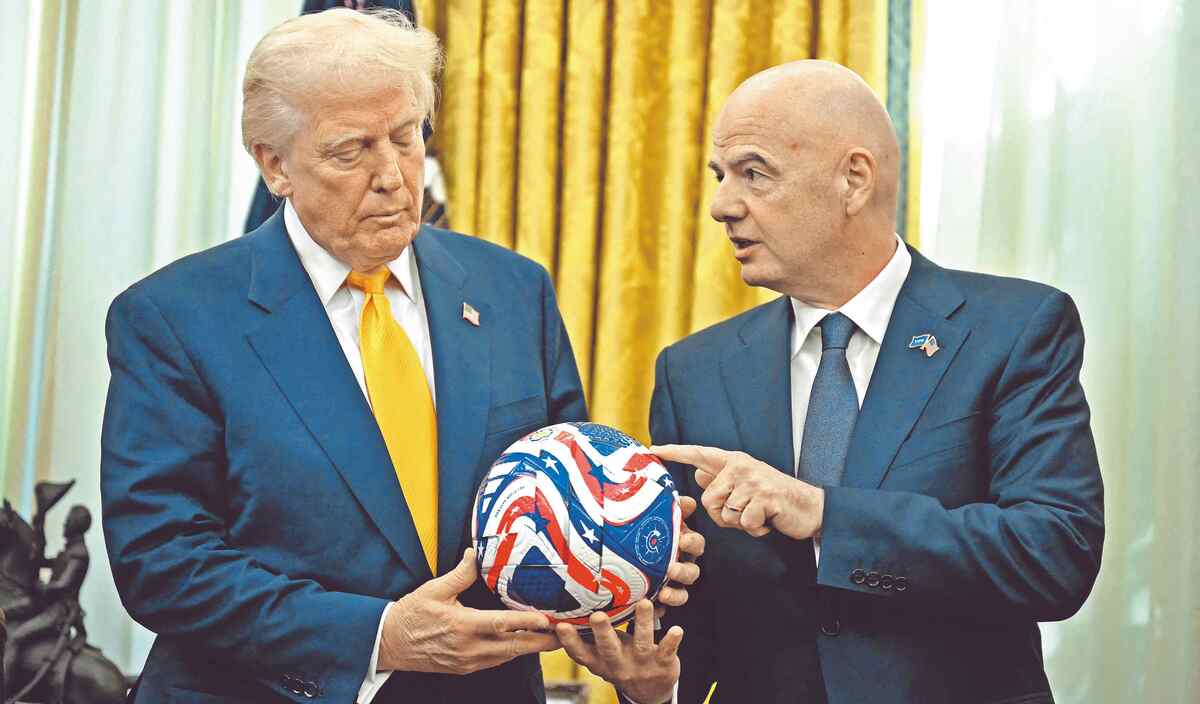 El presidente Donald Trump con el director ejecutivo de la federación, Gianni Infantino, en la Oficina Oval. Jim Watson/AFP