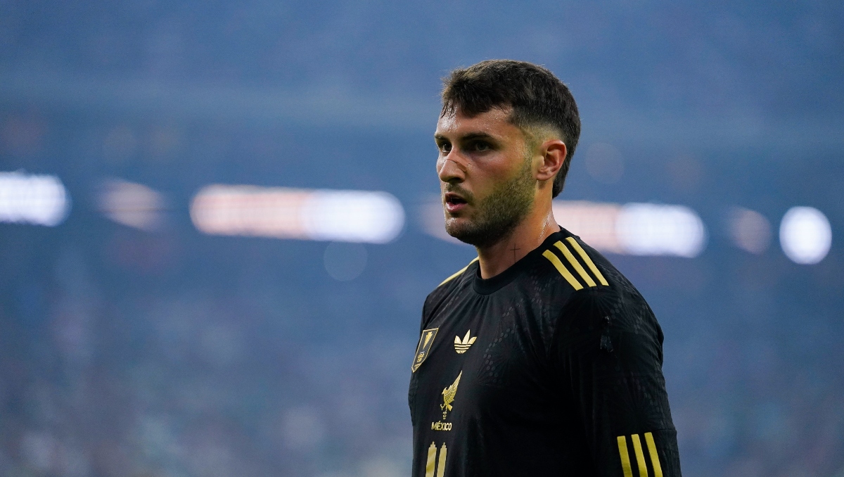 Santiago Gimenez es operado con éxito del tobillo derecho y comenzará su rehabilitación