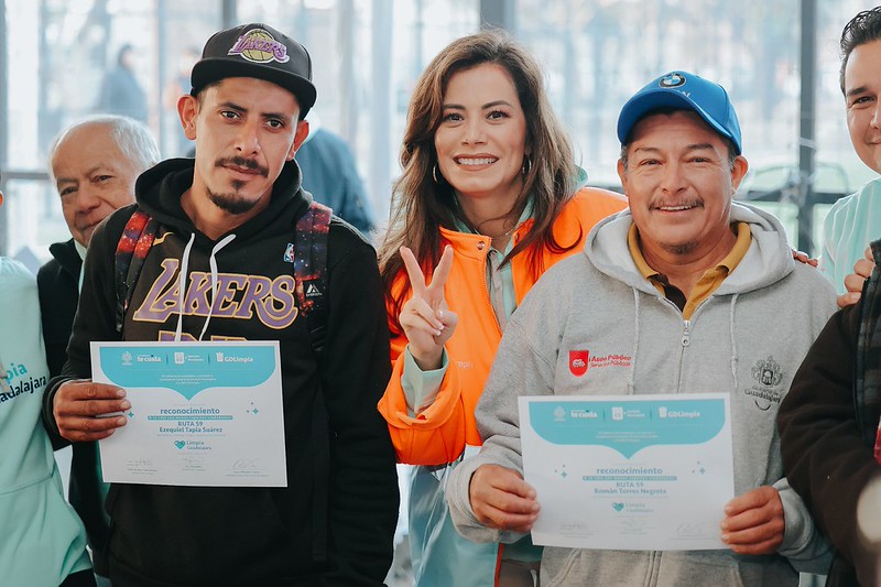 Verónica Delgadillo entregó reconocimientos a trabajadores de Guadalajara Limpia. (Cortesía)
