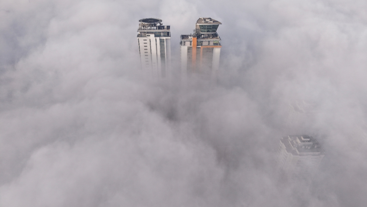 Una vista aérea muestra edificios asomando por encima de una densa capa de niebla en Sarajevo, Bosnia. | AP