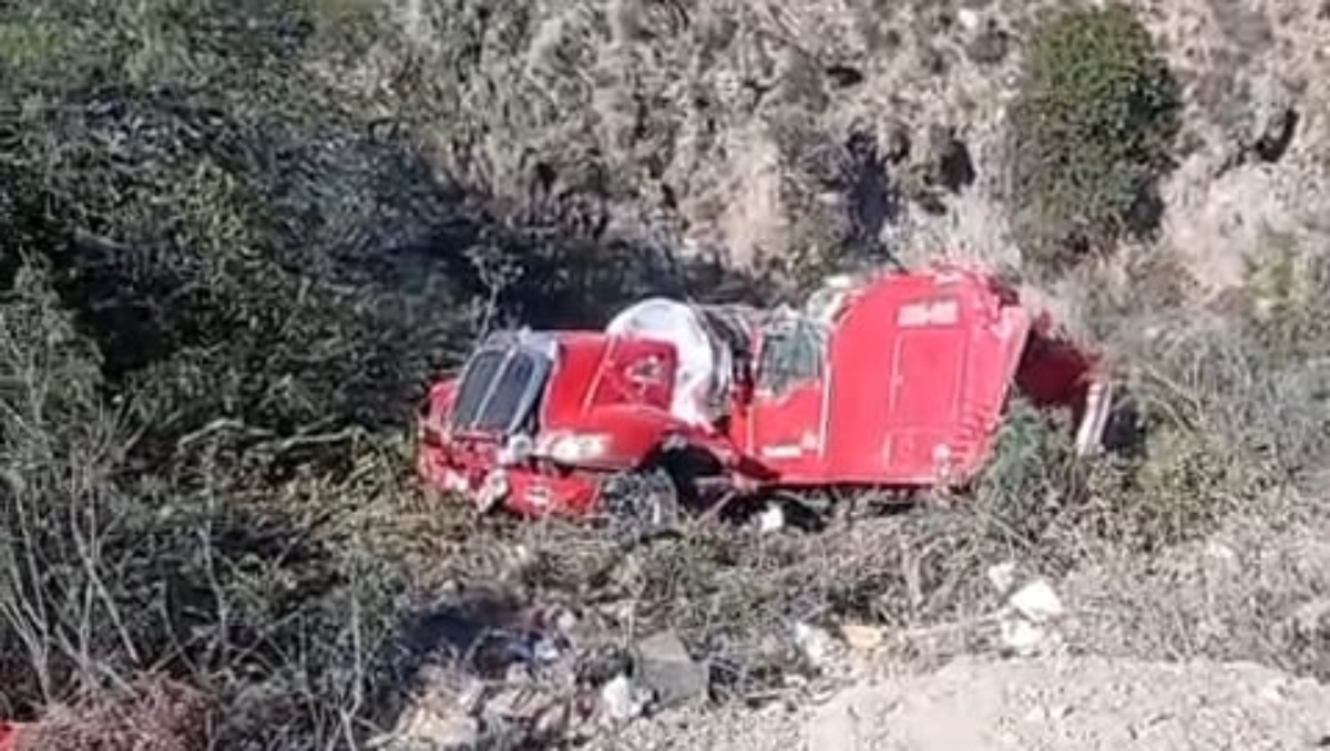 Vuelca tráiler en la Tehuacán–Huajuapan: conductor sale lesionado | Especial