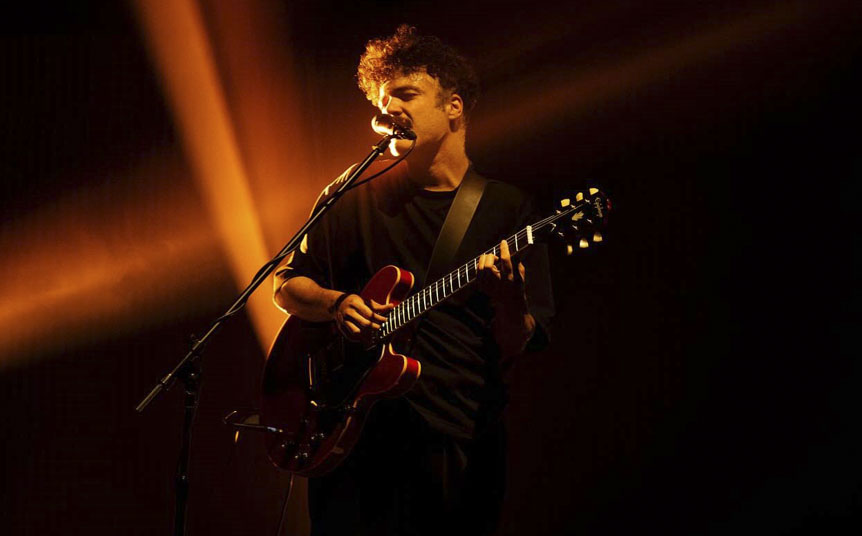 Tras dos años de silencio Alex Ferreira vuelve con el primer sencillo del álbum que lanzará en 2026 (Foto: Cortesía)