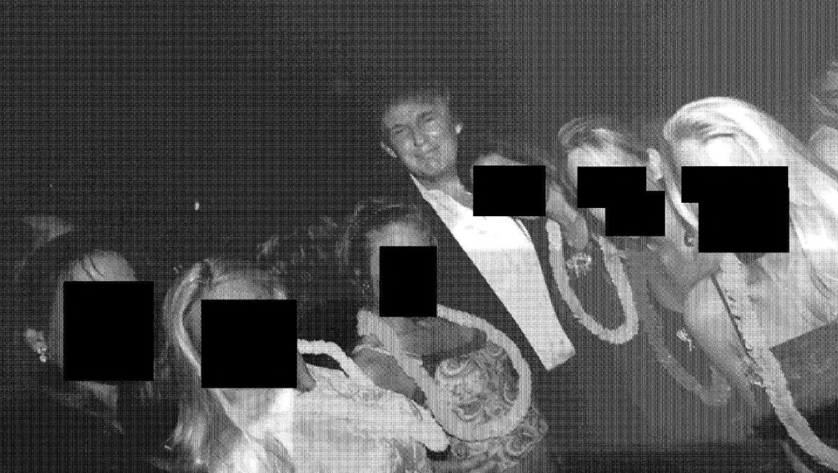 Donald Trump posa con mujeres no identificadas en una imagen difundida por demócratas de la Cámara de Representantes | Foto: Reuters