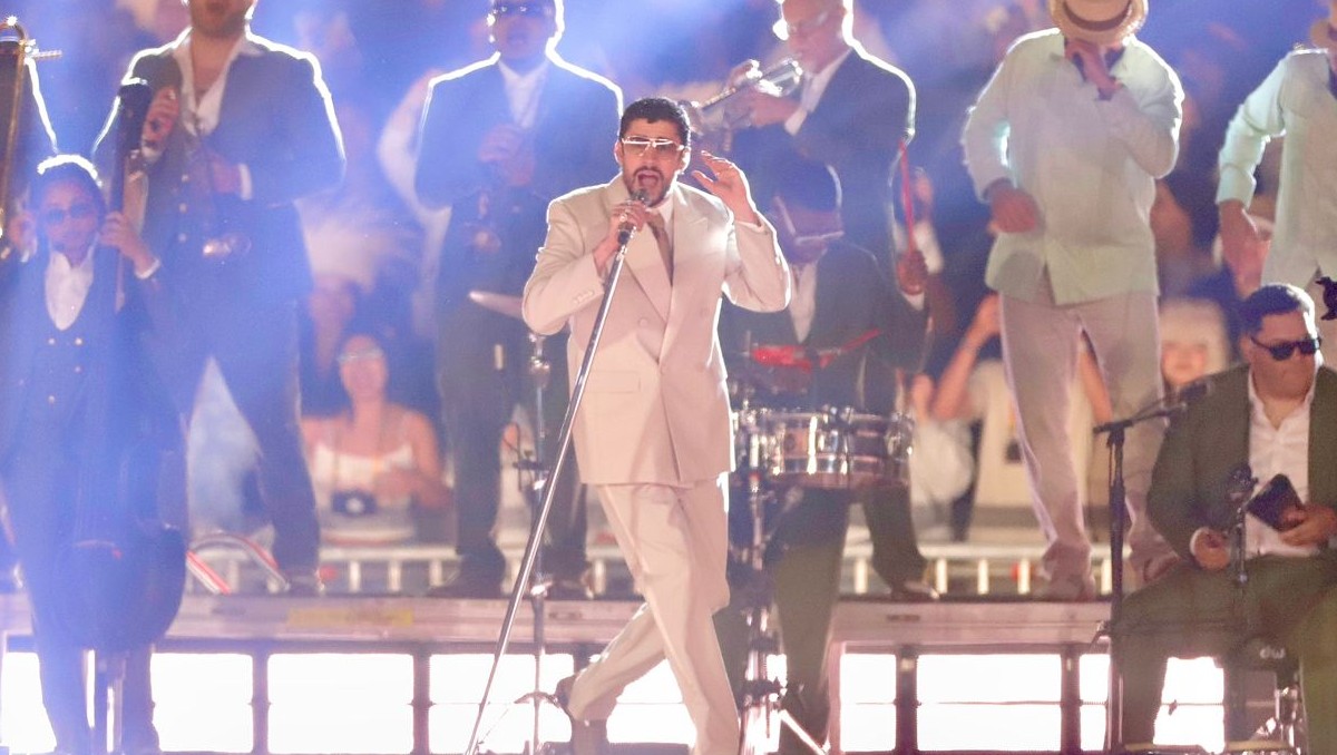 Bad Bunny regala boletos a fan que lo esperó afuera de su hotel en CdMx: "Nunca había llorado en un concierto"